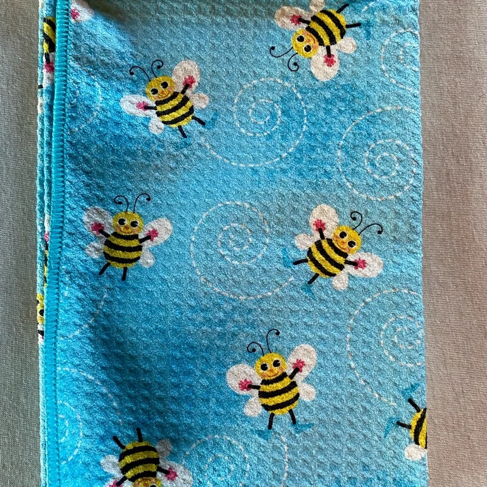 NWT Anywhere Towel – Blue Bee Print